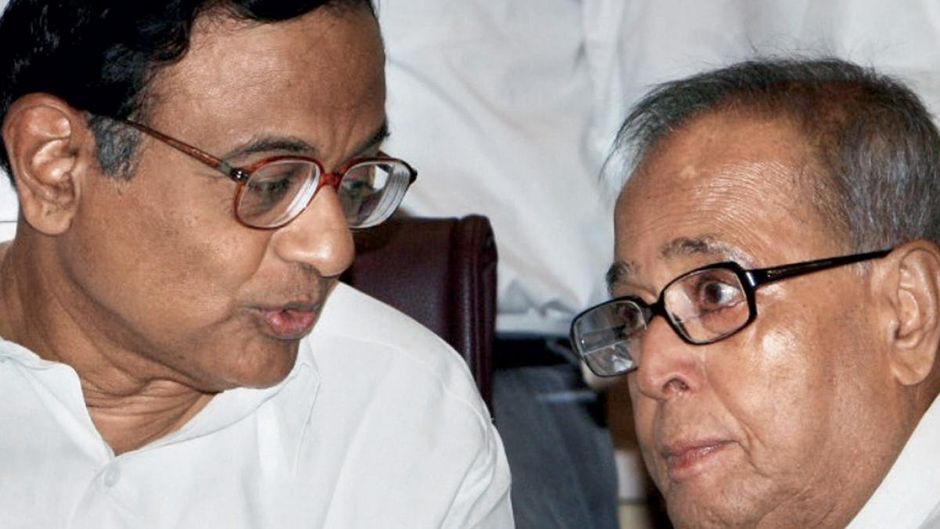 युग के दो लोग पी. चिदंबरम प्रणब मुखर्जी के साथ 2009 में एक प्रेस कॉन्फ्रेंस के दौरान