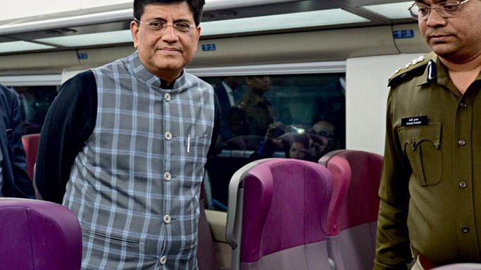 भविष्य पर नजर रेल मंत्री पीयूष गोयल जनवरी 2019 में देश की सबसे तेज ट्रेन टी-18 का मुआयना करते हुए