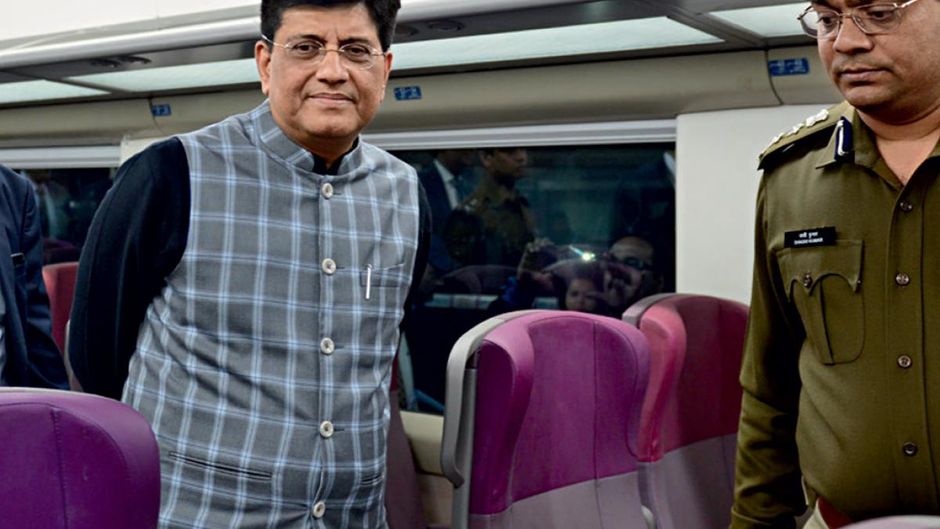 भविष्य पर नजर रेल मंत्री पीयूष गोयल जनवरी 2019 में देश की सबसे तेज ट्रेन टी-18 का मुआयना करते हुए