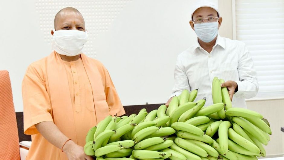 सीएम याेगी को अपने खेत में पैदा हुआ जी-9 केला भेंट करते राम सरन वर्मा (फोटो: आशीष मिश्र)