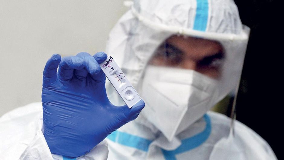 जरूरी टेस्ट दिल्ली के दरियागंज में कोविड जांच के लिए नमूना लेता एक स्वास्थ्यकर्मी