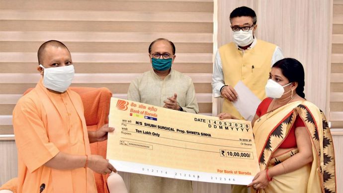 छोटों को बड़ी मदद मुख्यमंत्री योगी आदित्यनाथ एमएसएमई मंत्री सिद्धार्थनाथ सिंह और अपर मुख्य सचिव नवनीत