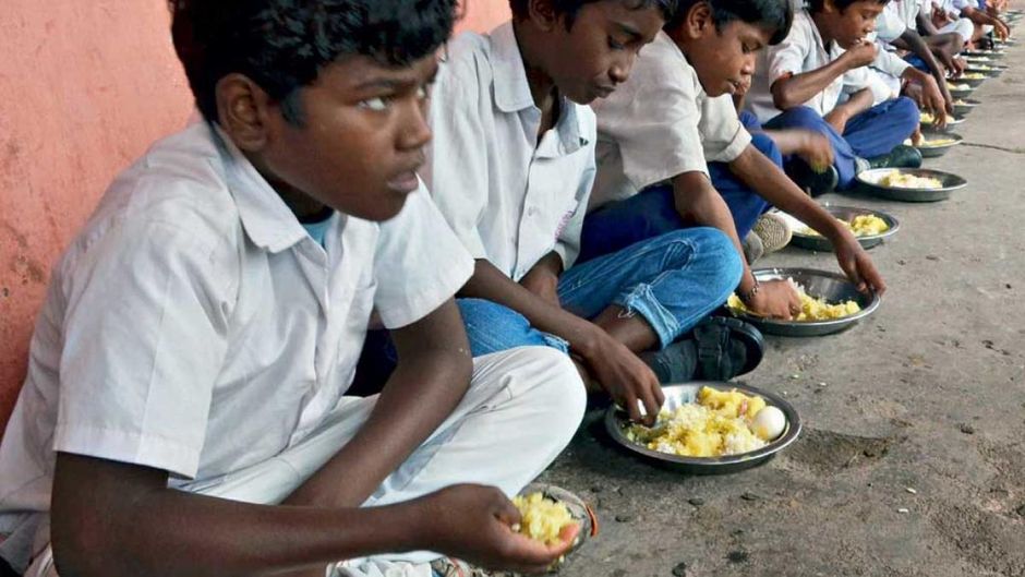 पोषण पाने का अधिकार रांची में एक सरकारी स्कूल में मिड डे मील के तहत बच्चों को अंडे परोसे गए