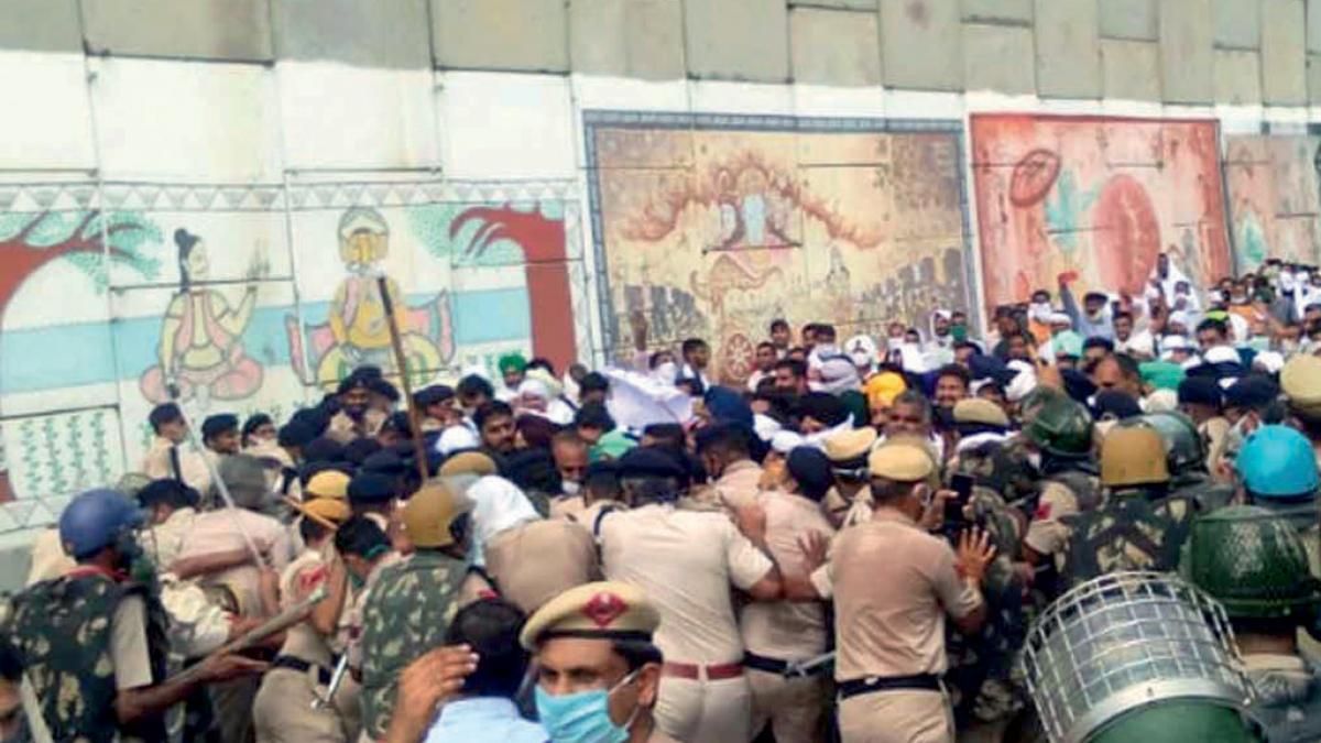 तकरार आंदोलनकारी किसानों को पीपली में आगे बढ़ने से रोकती हरियाणा पुलिस
