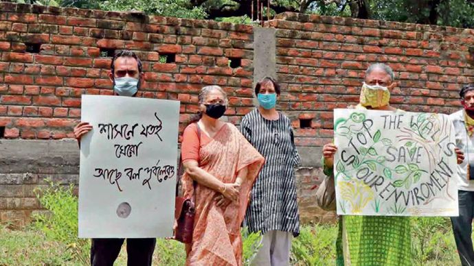 कैंपस की जंग पौष मेले के मैदान के पास दीवार खड़ी करने के विरोध में विश्व-भारती के पूर्व कर्मचारी और छात्र