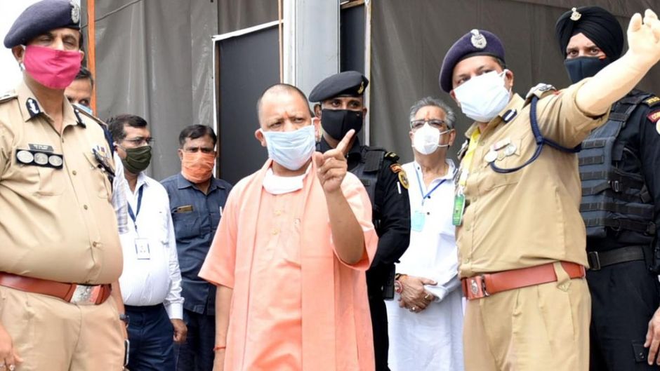 अफसरो के साथ मुख्यमंत्री योगी (फोटोः आशीष मिश्र)