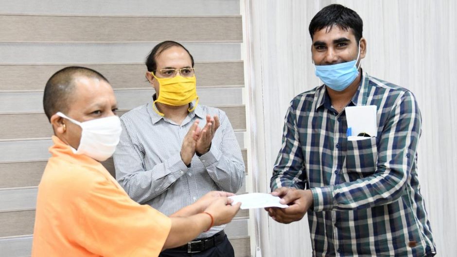 दुग्ध किसान को बोनस का चेक बांटने मुख्यमंत्री योगी
