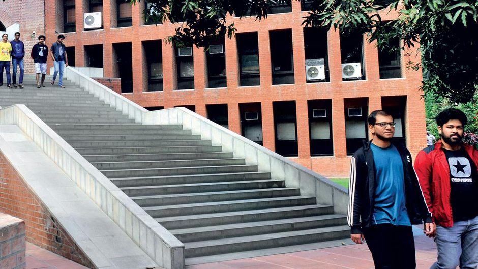 चुनिंदा स्टुडेंट आइआइएम-अहमदाबाद के कैंपस में इक्का-दुक्का छात्र
