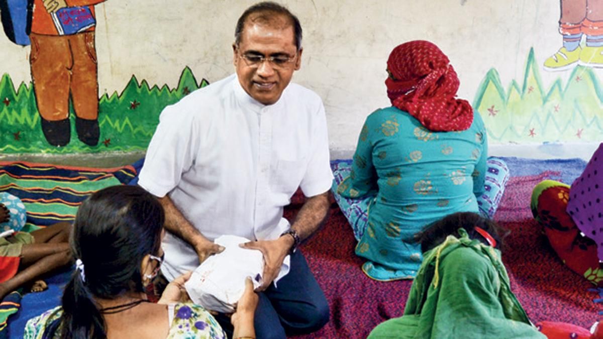 हमारा योगदान फादर पॉल मुंजेली (बीच में)