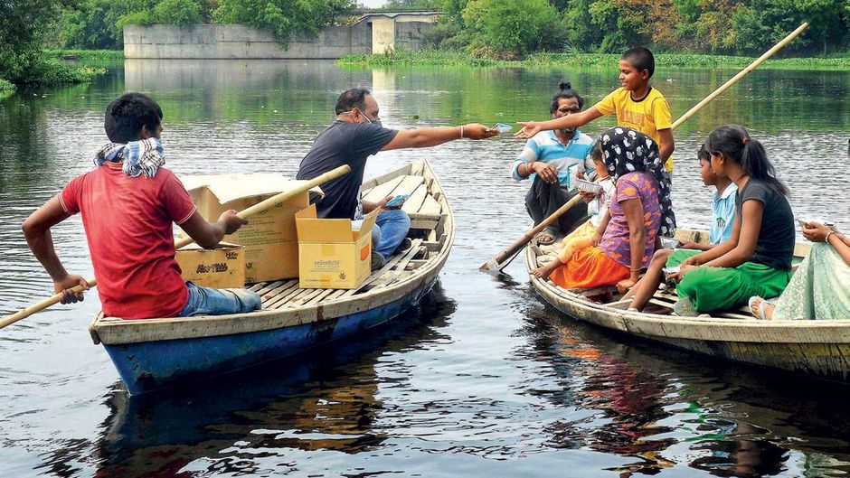 चलकर आई मदद आरएसबी कार्यकर्ता नई दिल्ली के मयूर विहार क्षेत्र में चिल्ला के पास यमुना खादर में खाद्य सामग्री बांटते हुए