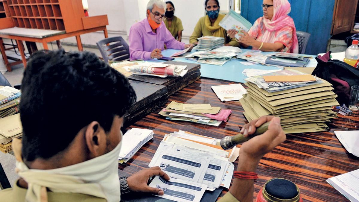 मुश्किलों से मुकाबिल दिल्ली के गोल मार्केट पोस्ट ऑफिस में डाक विभाग के कर्मचारी