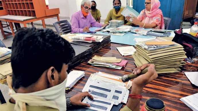 मुश्किलों से मुकाबिल दिल्ली के गोल मार्केट पोस्ट ऑफिस में डाक विभाग के कर्मचारी