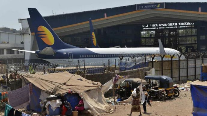 मुंबई एयरपोर्ट के हैंगर में 2019 में रखा गया जेट एयरवेज का एक विमान (फोटोः मंदार देवधर)