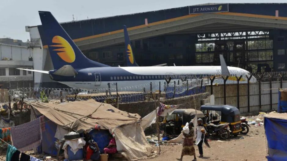 मुंबई एयरपोर्ट के हैंगर में 2019 में रखा गया जेट एयरवेज का एक विमान (फोटोः मंदार देवधर)
