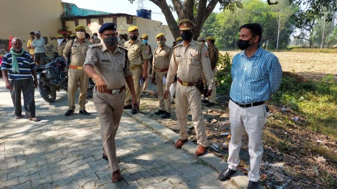 अमेठी जिले के बंदोइया गांव में दलित प्रधान पति की जलाकर हत्या के बाद तैनात पुलिस बल