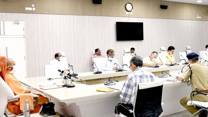 शासन के अधिकारियों के साथ मीटिंग करते मुख्यमंत्री योगी आदित्यनाथ