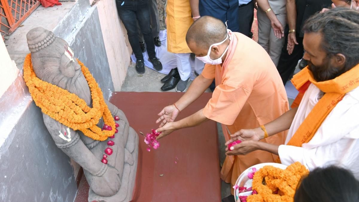 चित्रकूट के वाल्मीकि आश्रम में वाल्मीकि की मूर्ति को फूल चढ़ाते मुख्यमंत्री योगी