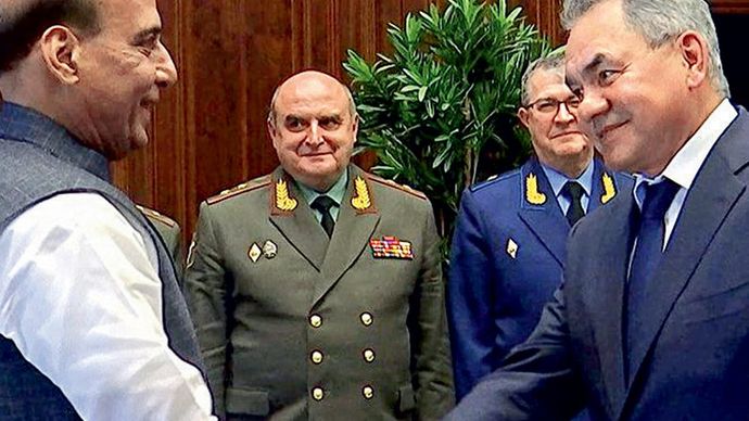 रक्षा मंत्री राजनाथ सिंह 4 सितंबर को मॉस्को में अपने समकक्षी रूस के रक्षा मंत्री सर्जेई शोगू से मुलाकात करते हुए