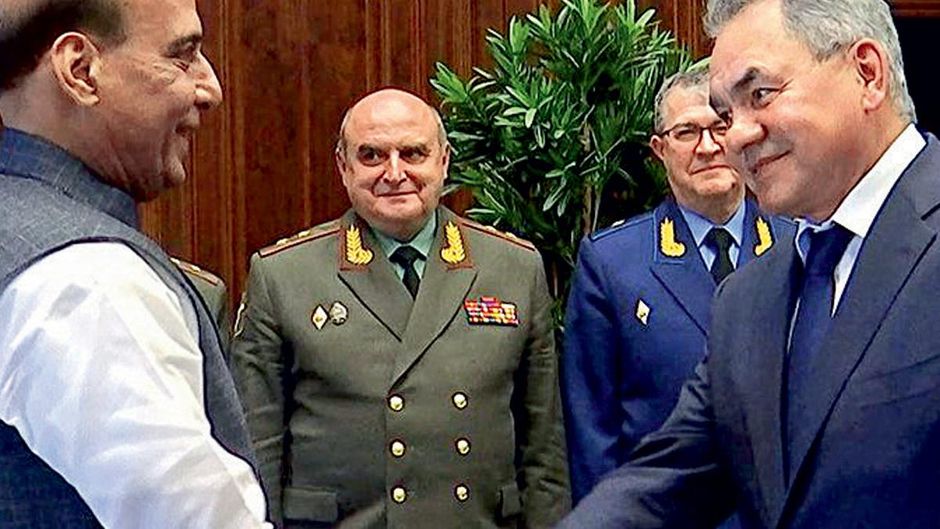 रक्षा मंत्री राजनाथ सिंह 4 सितंबर को मॉस्को में अपने समकक्षी रूस के रक्षा मंत्री सर्जेई शोगू से मुलाकात करते हुए