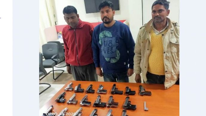 लखनऊ के विभूति खंड में एसटीएफ ने पकड़े असलहा तस्कर
