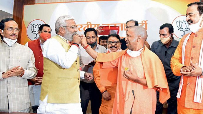 भगवामय विधानसभा उपचुनाव की सात सीटों में से छह पर जीत के बाद भाजपा के प्रदेश अध्यक्ष स्वतंत्रदेव सिंह को मिठाई खिलाते योगी आदित्यनाथ