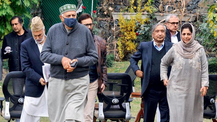 एका में दम 24 अक्तूबर को श्रीनगर में गुपकार बैठक के दौरान नेशनल कॉन्फ्रेंस के फारूक अब्दुल्ला, पीडीपी की महबूबा मुफ्ती और अन्य नेता