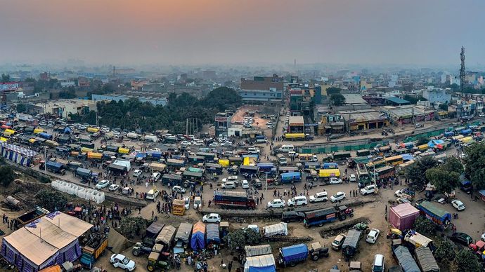 किलेबंदी दिल्ली की छह दिसंबर को दिल्ली-हरियाणा बॉर्डर की सिंघु क्रॉसिंग पर किसानों के ट्रैक्टर-ट्रॉलियां सड़क जाम करते हुए