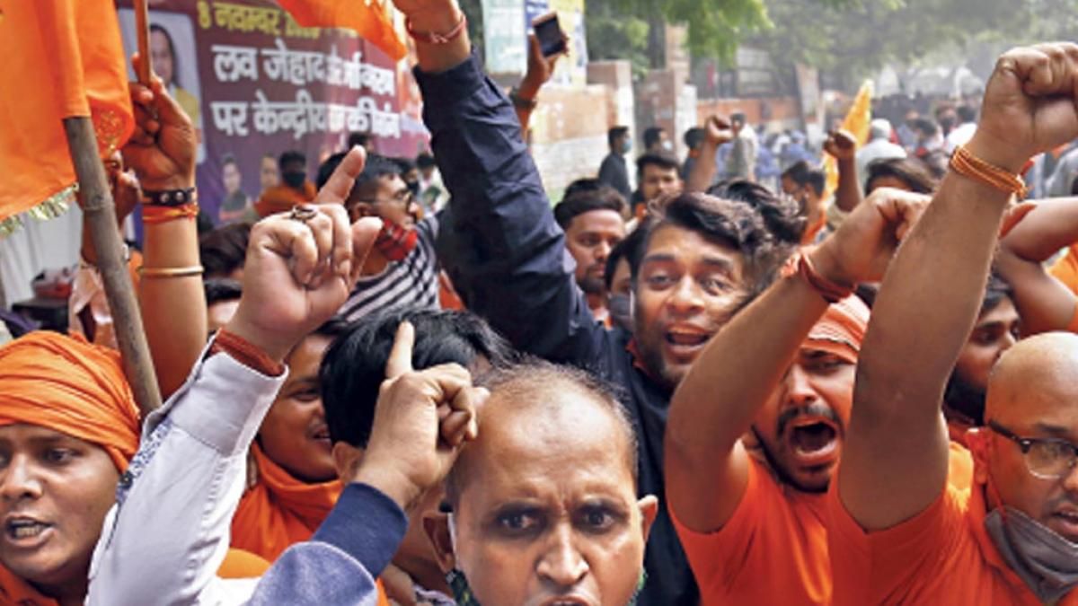 भगवा आक्रोश नई दिल्ली में 8 नवंबर को 'लव जेहाद' और धर्मांतरण के खिलाफ प्रदर्शन करते विश्व हिंदू महासंघ के कार्यकर्ता