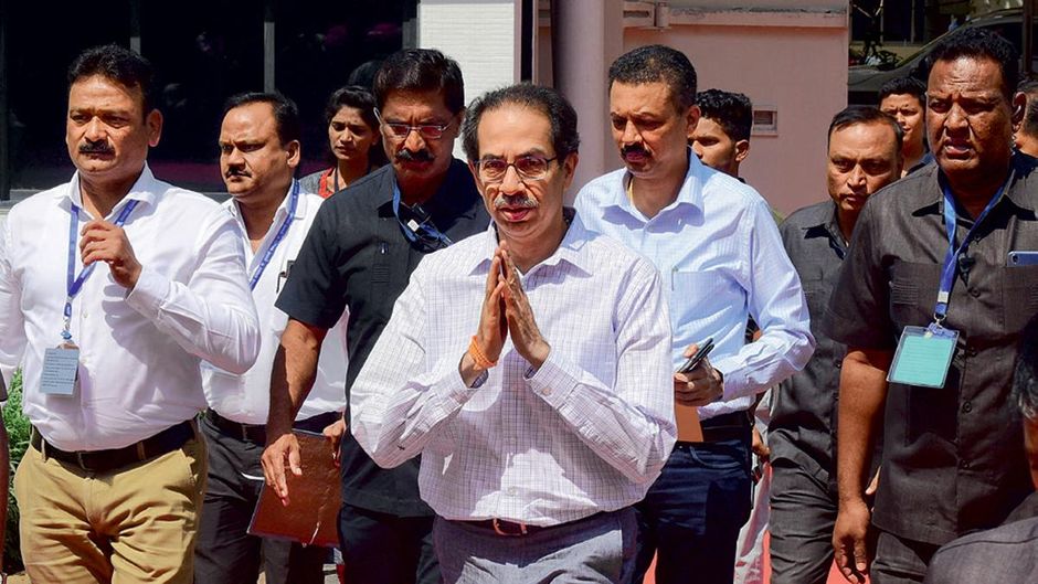 नीतिगत बदलाव महाराष्ट्र के मुख्यमंत्री उद्धव ठाकरे (बीचोबीच)