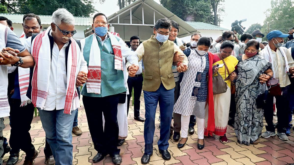 धर्म की धुन सरना कोड पारित होने के बाद 12 नवंबर को रांची में झारखंड के मुख्यमंत्री हेमंत सोरेन आदिवासियों के साथ नृत्य करते हुए