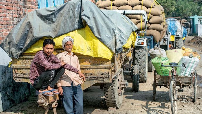बाराबंकी के पास सिद्धौर में धान क्रय केंद्र पर कई किसान अपना धान बेचने के लिए हक्रतों से इसी तरह लाइन में खड़े मिले, रात को वहीं ट्रॉली के नीचे वे सो जाते हैं