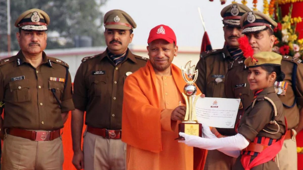 नई भर्ती एक महिला कांस्टेबल को दिसंबर, 2019 में प्रशस्ति पत्र देते योगी (एएनआइ)