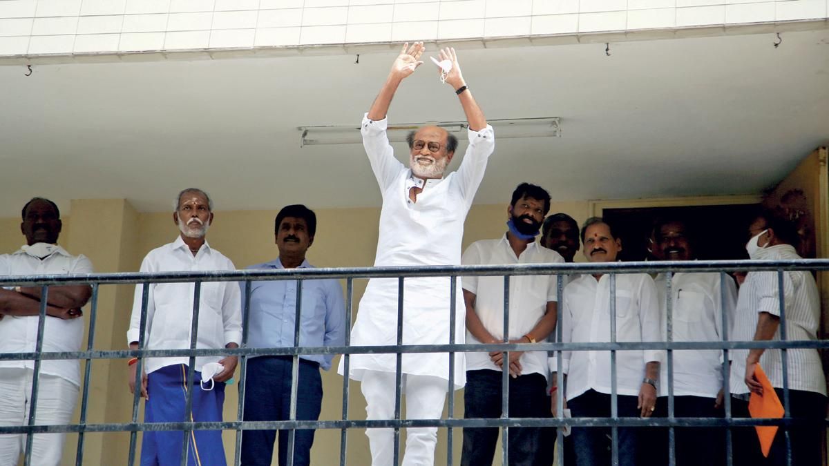 रजनीकांत अपने दम पर राजनीति में खेल बिगाड़ू की भूमिका निभा सकते हैं. भाजपा- अन्नाद्रमुक से मिले तो उनकी साख घटेगी