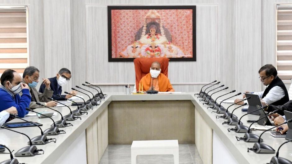 अधिकारियों के साथ बैठक करते मुख्यमंत्री योगी