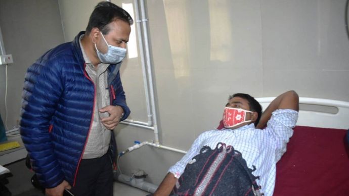 बुलंदशहर में जीतगढ़ी गांव के एक पीड़ित से मिलते डीएम
