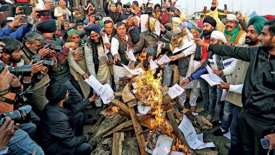 नई उजास गाजीपुर बॉर्डर पर धरनारत किसान लोहड़ी पर नए कृषि कानूनों की प्रतियां जलाते हुए