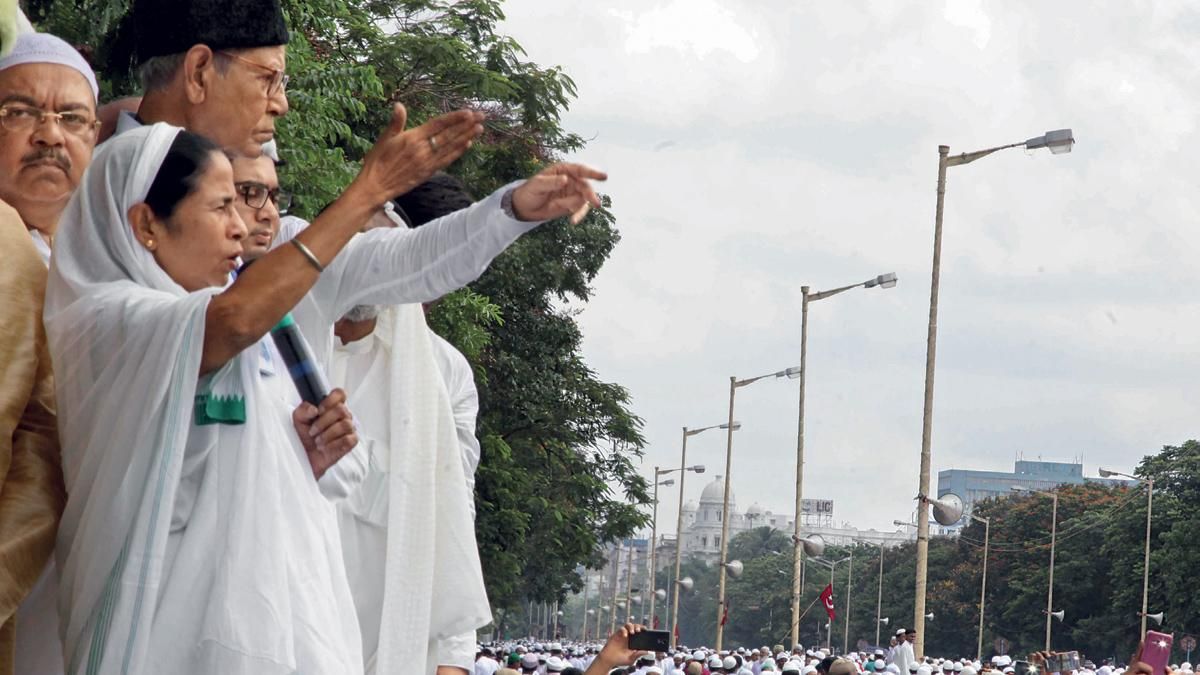 अस्थिर वोटबैंक पश्चिम बंगाल में मुस्लिमों की एक सभा को संबोधित करतीं ममता बनजी