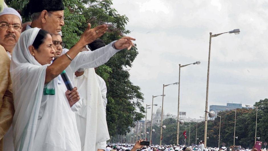 अस्थिर वोटबैंक पश्चिम बंगाल में मुस्लिमों की एक सभा को संबोधित करतीं ममता बनजी
