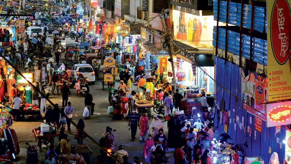 त्योहारी बिक्री पिछले साल दीवाली पर दिल्ली के लक्ष्मीनगर मार्केट का नजारा