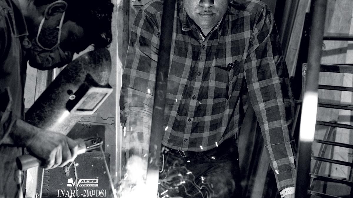 अनिश्चित वक्त मुंबई के पास ठाणे में अपनी फैक्टरी में सिरसत (दाएं)