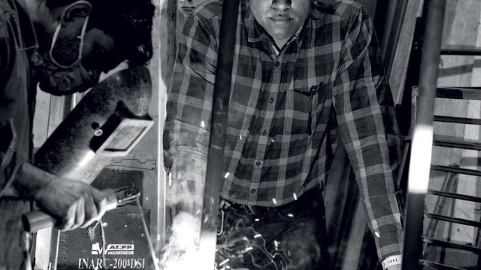 अनिश्चित वक्त मुंबई के पास ठाणे में अपनी फैक्टरी में सिरसत (दाएं)