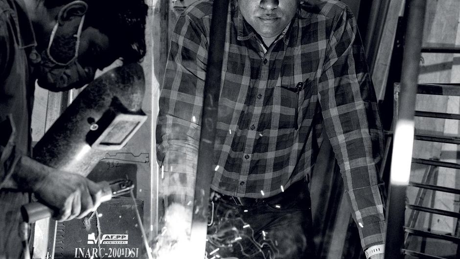 अनिश्चित वक्त मुंबई के पास ठाणे में अपनी फैक्टरी में सिरसत (दाएं)