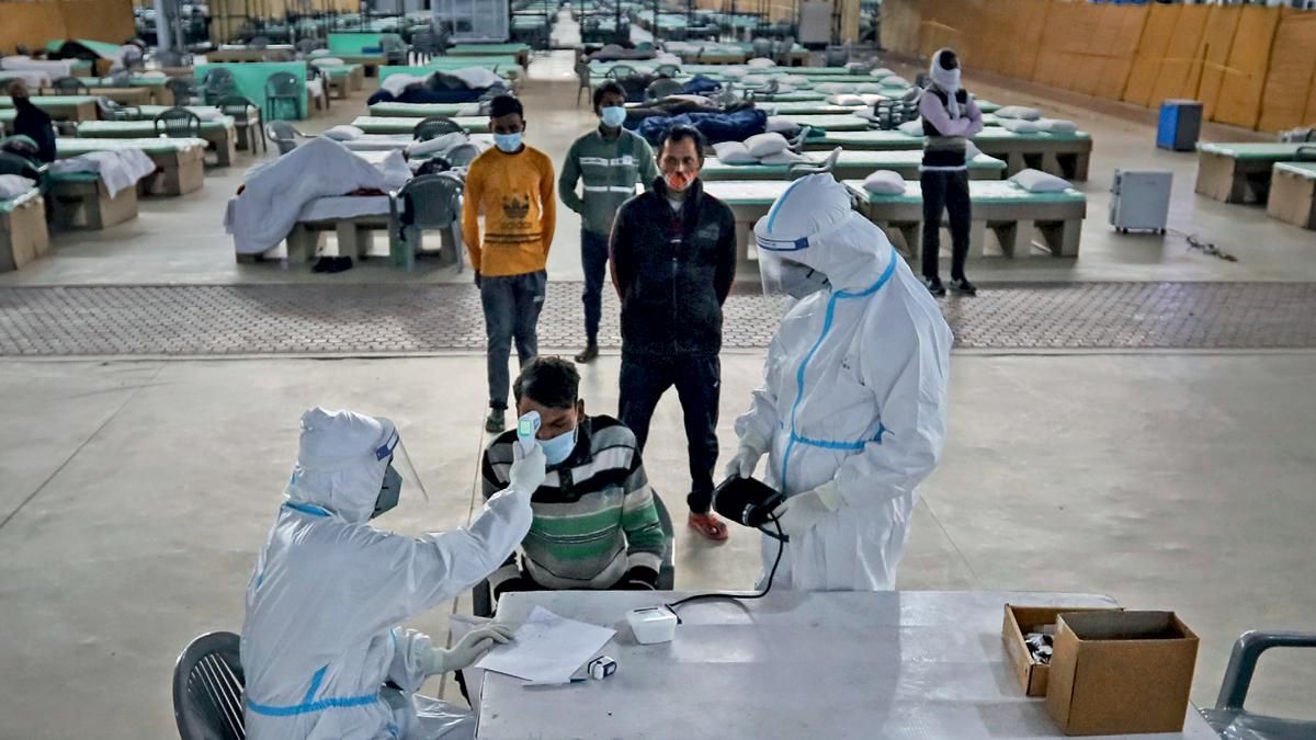 मोर्चे पर दिल्ली के एक कोविड सेंटर में चिकित्साकर्मी