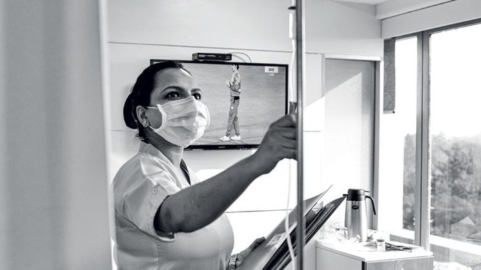 मोर्चे पर दिल्ली के अपोलो अस्पताल में मरीज की जांच करतीं हीबा हसन