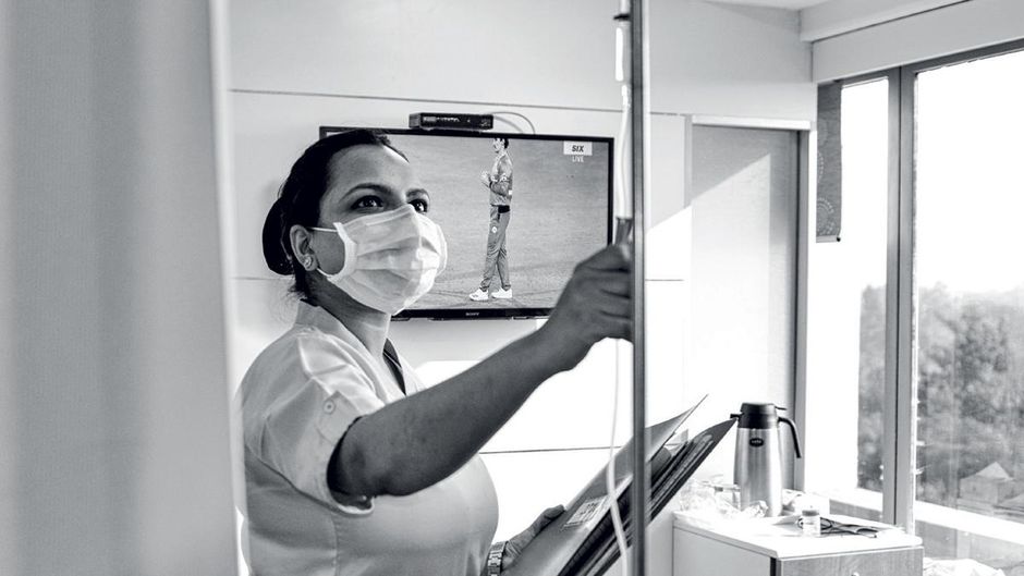 मोर्चे पर दिल्ली के अपोलो अस्पताल में मरीज की जांच करतीं हीबा हसन