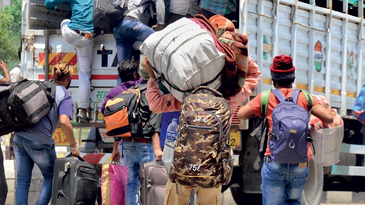 घर वापसी मई 2020 के लॉकडाउन के दौरान दिल्ली में उत्तर प्रदेश जा रहे ट्रक में चढऩे को आतुर प्रवासी कामगारों की भीड़