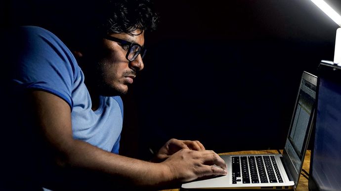 काम पर कंपनी के नया प्रोटोकॉल लागू करने के बाद घर से काम करते सॉफ्टवेयर इंजीनियर भवानी सिंह