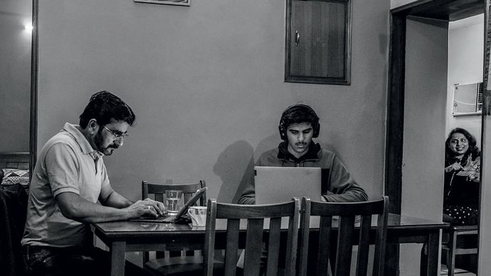 सब काम पर के.एल. नरसिंहन (बाएं) और परिजन दिल्ली के अपने घर में काम और पढ़ाई करते हुए