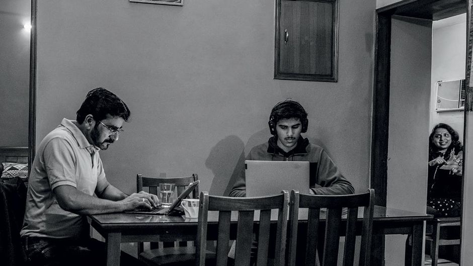 सब काम पर के.एल. नरसिंहन (बाएं) और परिजन दिल्ली के अपने घर में काम और पढ़ाई करते हुए