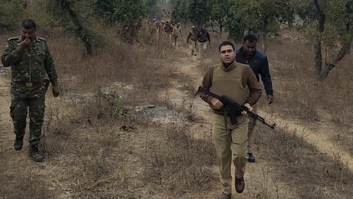 पाठा के जंगल में कॉम्बिंग करती पुलिस